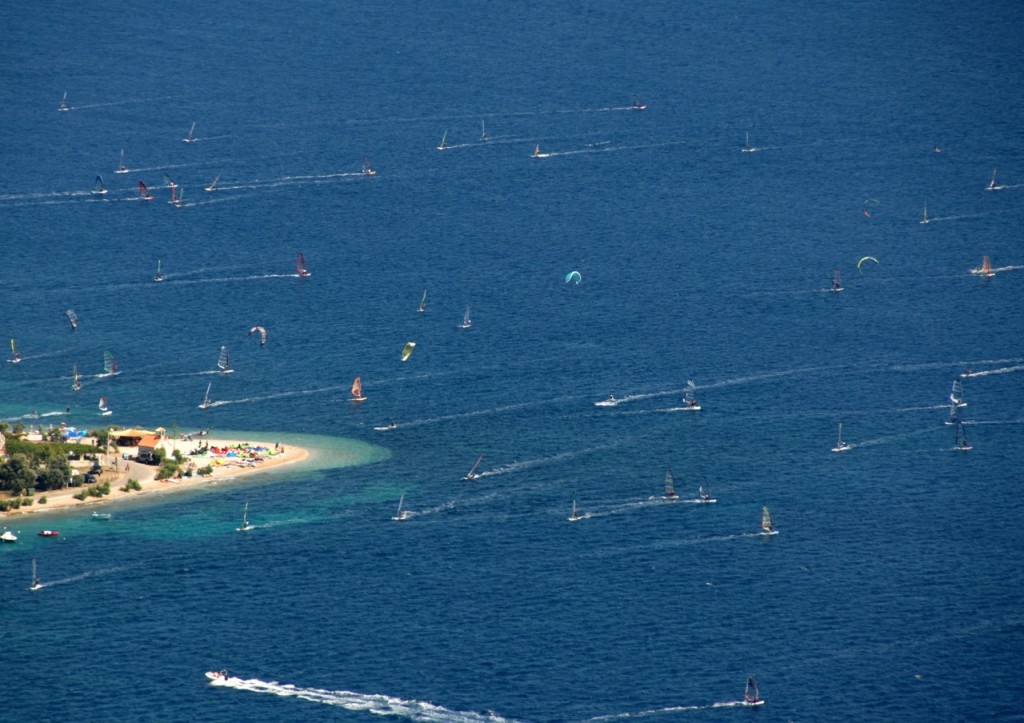 FOTO 17 A  Ob obalah južnega Pelješca je v sezoni na stine surferjev in kajterjev